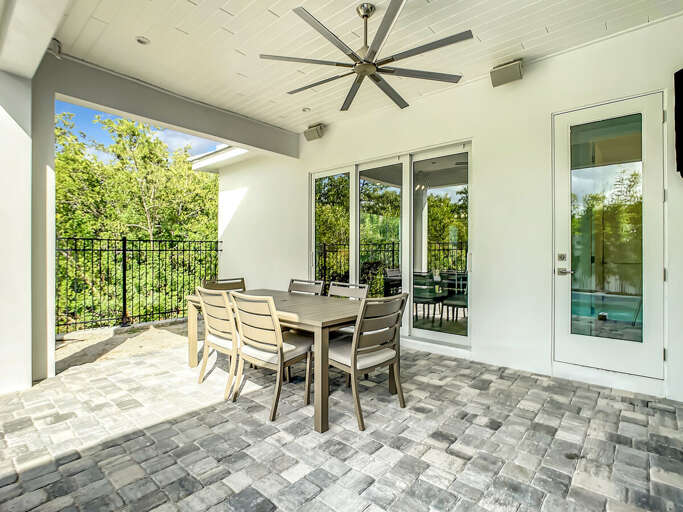 From leisurely meals to lively games, our patio with a fan offers the ideal setting for endless enjoyment and relaxation.