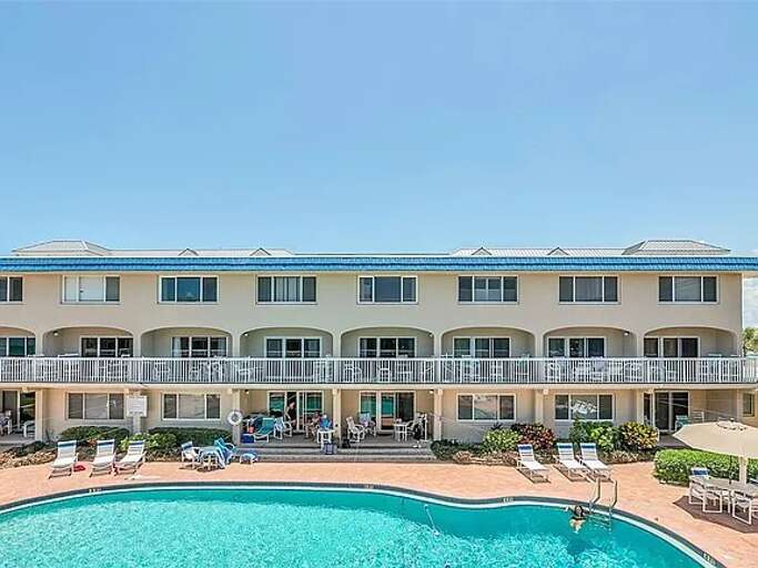 Stay steps from the pool in this sunny, resort-style complex. Stay steps from the pool in this sunny, resort-style complex.