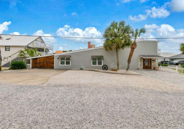 Spacious driveway with easy parking for your group