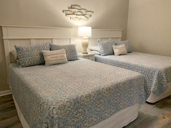 2 Queens w/43” Smart HDTV