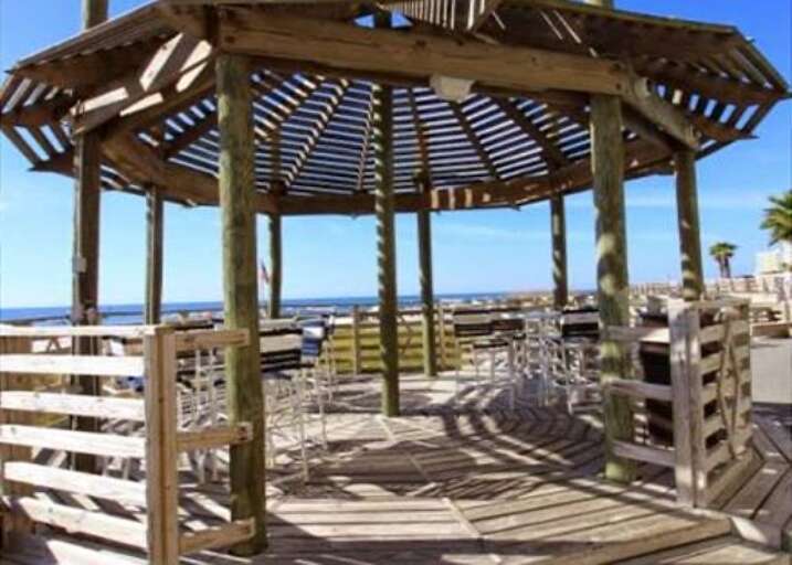 Shade by the Pool with fantastic beach views Shade by the Pool with fantastic beach views