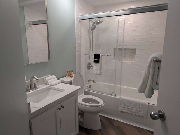 Shared bathroom in the hallway by the dual queen and second king bedrooms.  Tub for the kids!