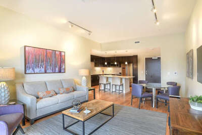 Roomy Downtown Balcony Condo Roomy Downtown Balcony Condo