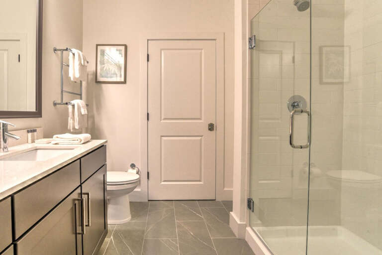 Spacious en suite bathroom