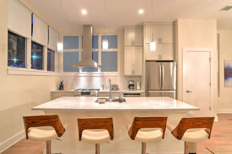 Spacious eat-in kitchen island Spacious eat-in kitchen island