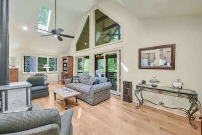 Amenity-Packed Holiday Home Amenity-Packed Holiday Home