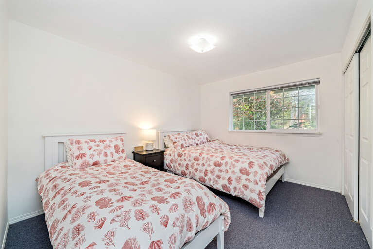 Queen bed and twin bedroom Queen bed and twin bedroom