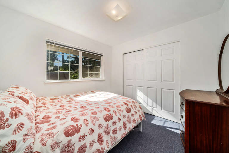 Queen bedroom Queen bedroom