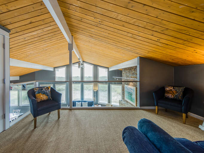 Loft sitting room with Oceanview