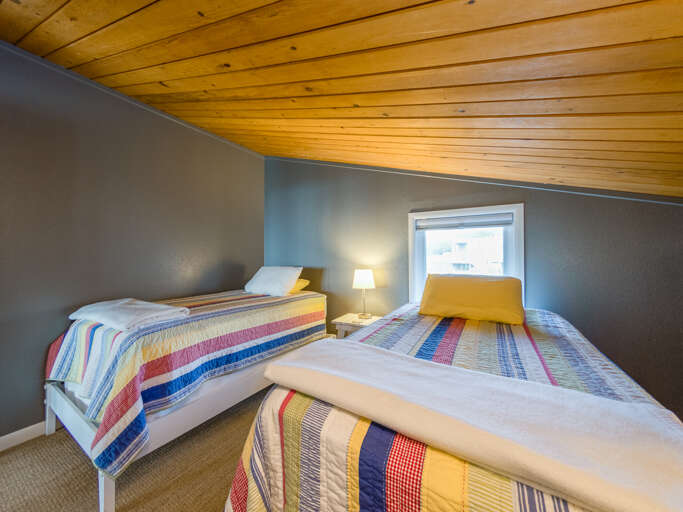Loft bedroom with 2 twin beds.