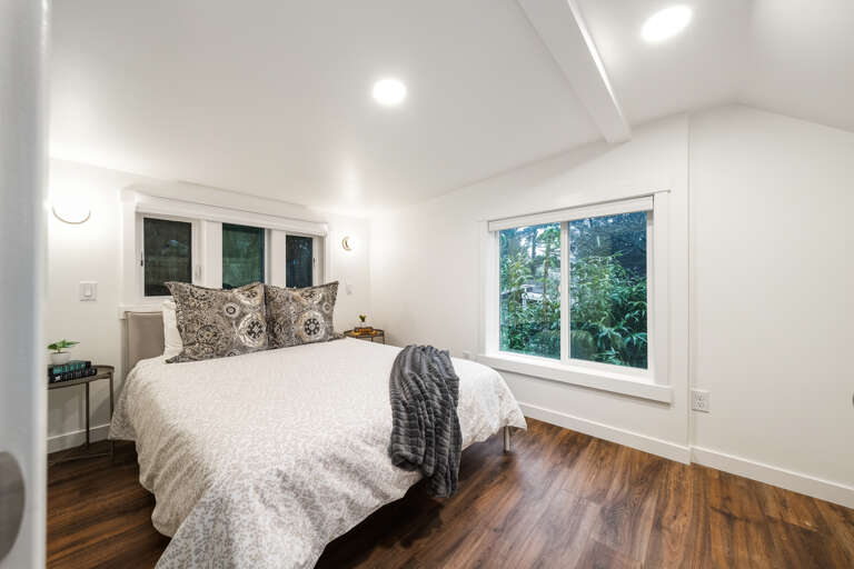 Upstairs queen bedroom with jack and jill full bath between other Queen bedroom.