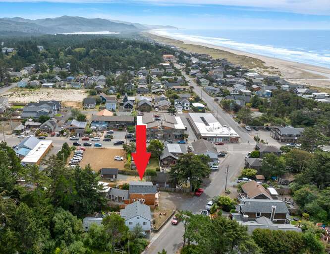 Only 2 short blocks to the beach and 1/2 block to town