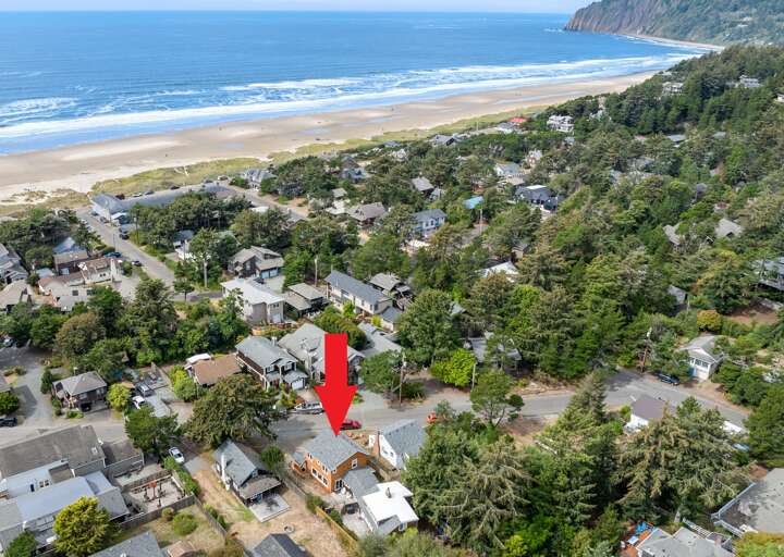 Only 2 short blocks to the beach and 1/2 block to town