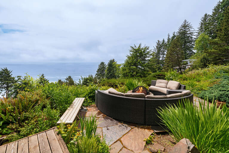 Outdoor picnic area, firepit with lounge furniture with spectacular views
