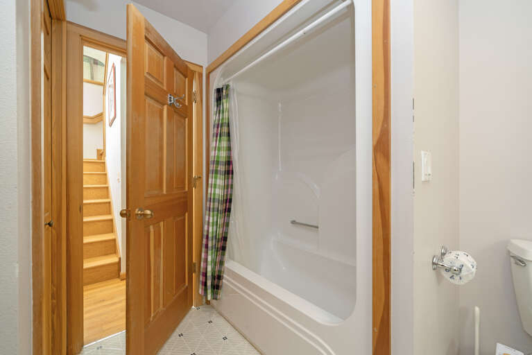 Main floor full bath with tub/shower combo. Accessible from the hallway and from the Queen bedroom. 