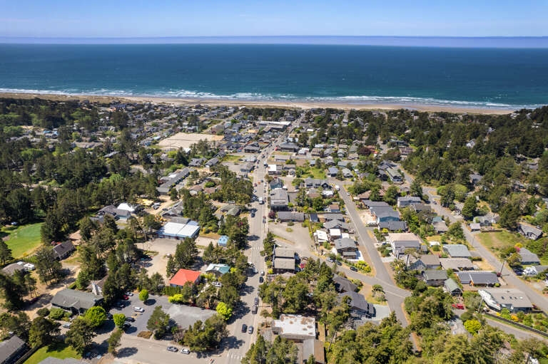 6 blocks to the beach and 1 1/2 blocks to grocery, liquor store, restaurants, coffee/pie shop.  6 blocks to the beach and 1 1/2 blocks to grocery, liquor store, restaurants, coffee/pie shop.
