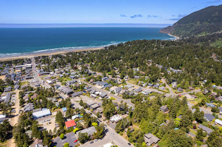 6 blocks to the beach. 1 1/2  block to Grocery store, Restaurants, Coffee/Pie shop 6 blocks to the beach. 1 1/2  block to Grocery store, Restaurants, Coffee/Pie shop