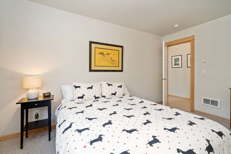 Upstairs 2nd bedroom with Queen bed Upstairs 2nd bedroom with Queen bed