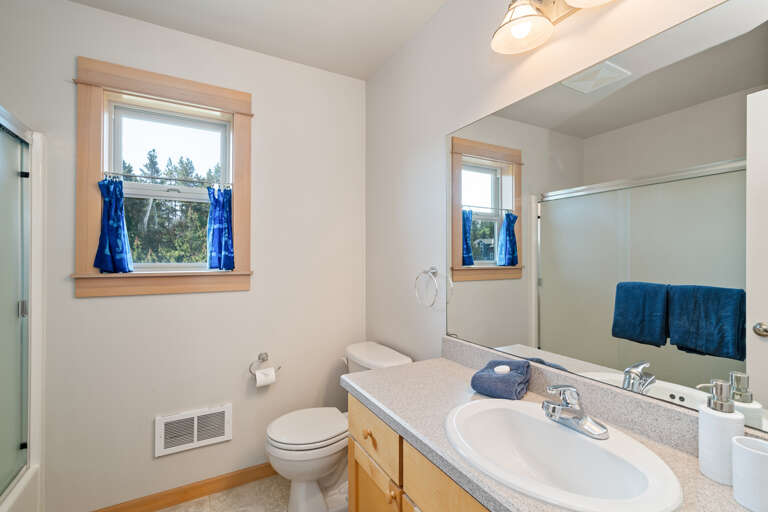 Upstairs hall bath with shower/tub combo Upstairs hall bath with shower/tub combo