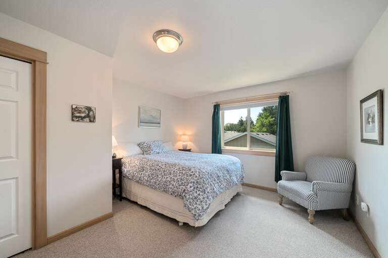 Master bedroom with King bed Master bedroom with King bed