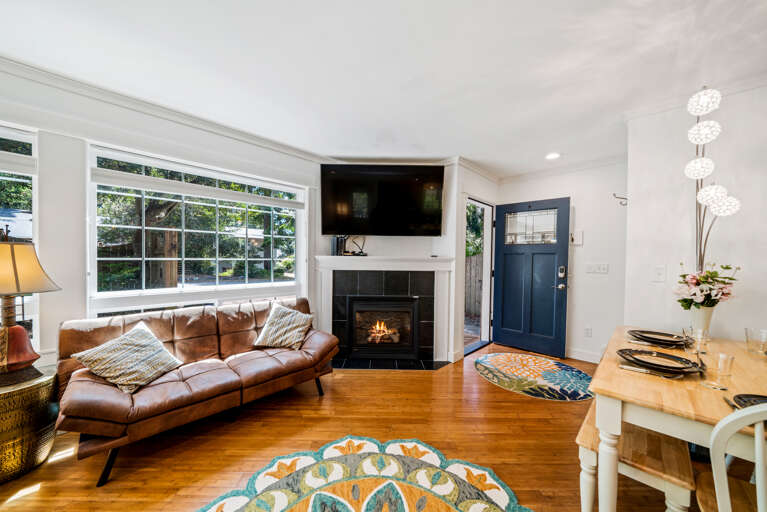 Open Living area with Gas Fireplace, Wifi, ROKU streaming TV, Kitchen and Dining area. European sleeper sofa 