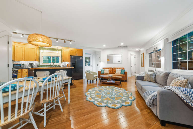 Cozy Living area with Gas Fireplace, Wifi, ROKU streaming TV, Kitchen and Dining area. Sleeper Sofa