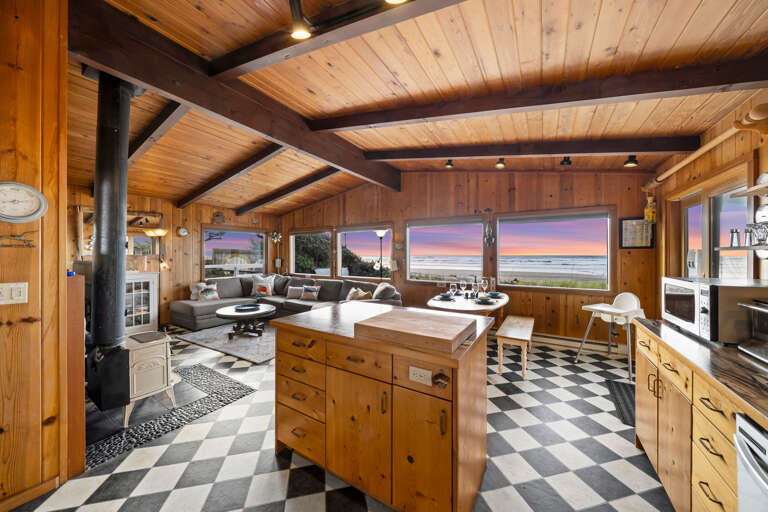 Views of sunsets and ocean waves rolling in.