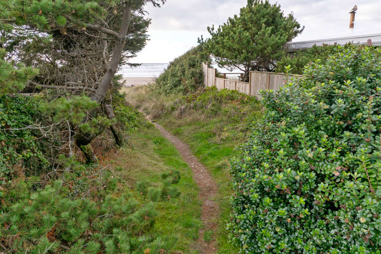 Public path with easy access on the side of the house down to the beach