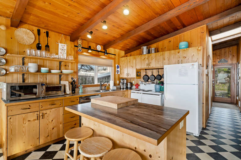 Fully equipped kitchen with ocean view, breakfast bar seating