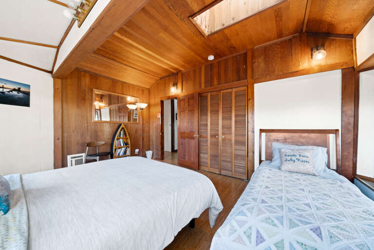 First bedroom with Queen and Twin bed