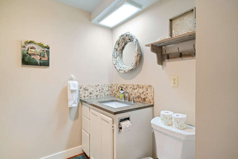 Lower floor 1/2 bath 