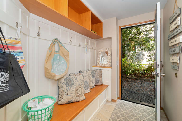 Entry area with sitting bench 