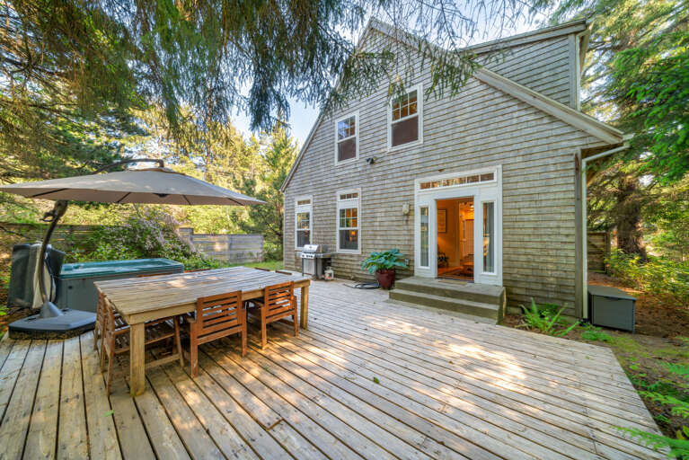 Large outdoor eating table, hot tub, Gas bbq and outdoor umbrella