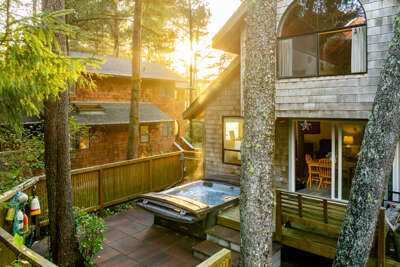 Quiet and serene setting to enjoy the back deck, hot tub, and golf course view. 