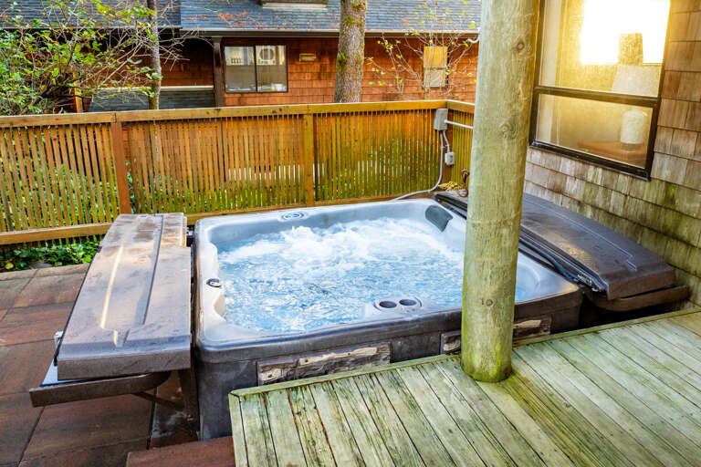 Hot tub off the back deck. Perfect for relaxing after a day of Golf. 