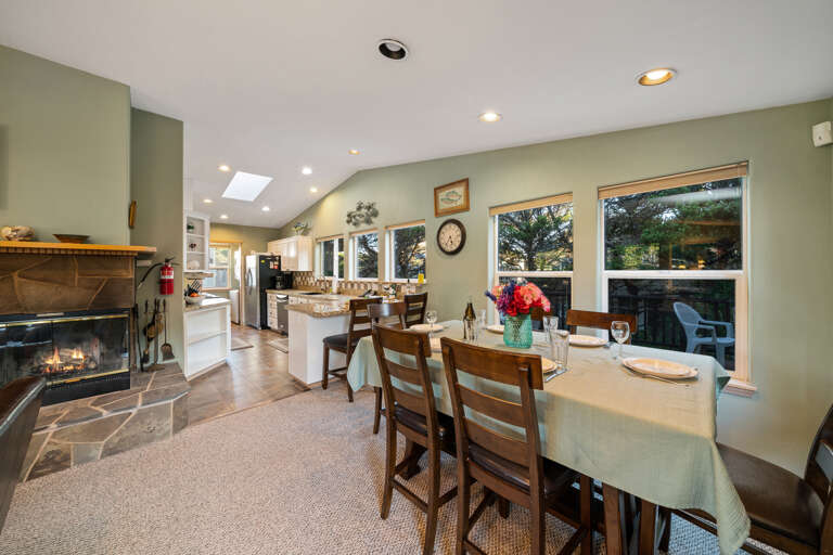 Dining area with seating for 6 plus breakfast bar for 2