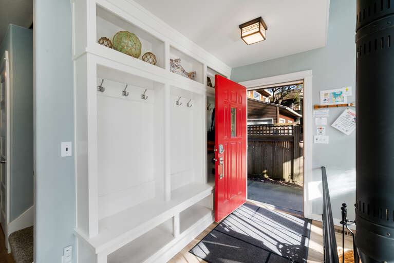 Entrance area with coat and shoe rack.