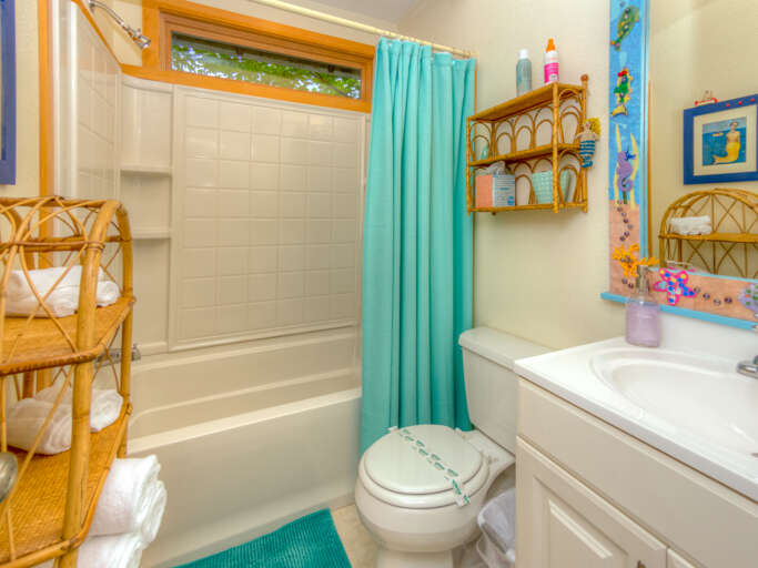 Full bathroom with tub//shower combo.  Full bathroom with tub//shower combo.