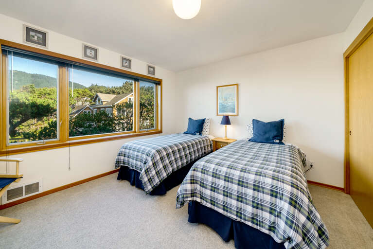 Lower bedroom with two twin beds and Ocean Views