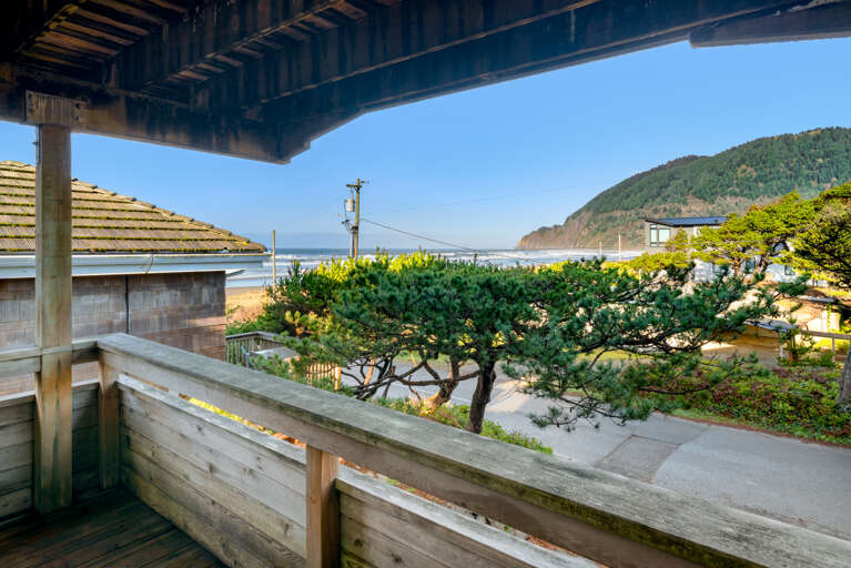 Queen bedroom deck with Ocean/mountain views.
