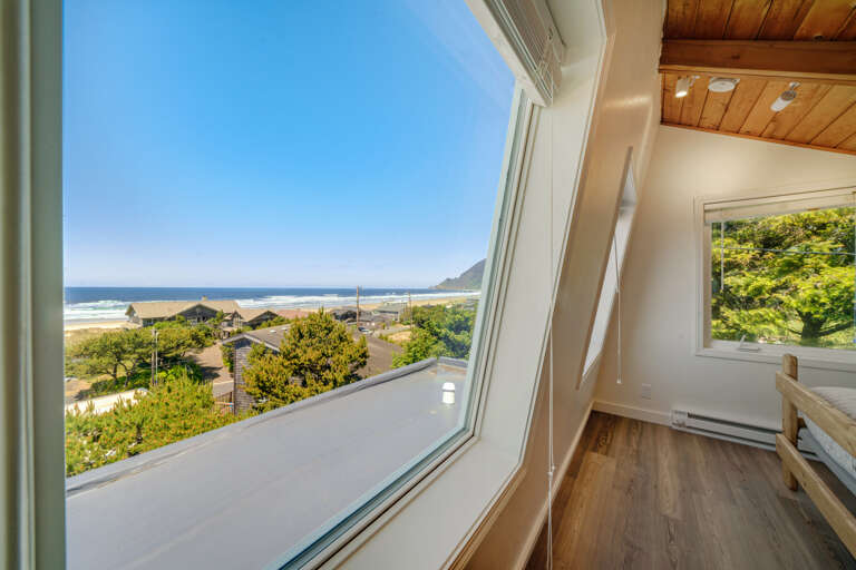 3rd floor bedroom with King bed that can be made in to 2 twins. 