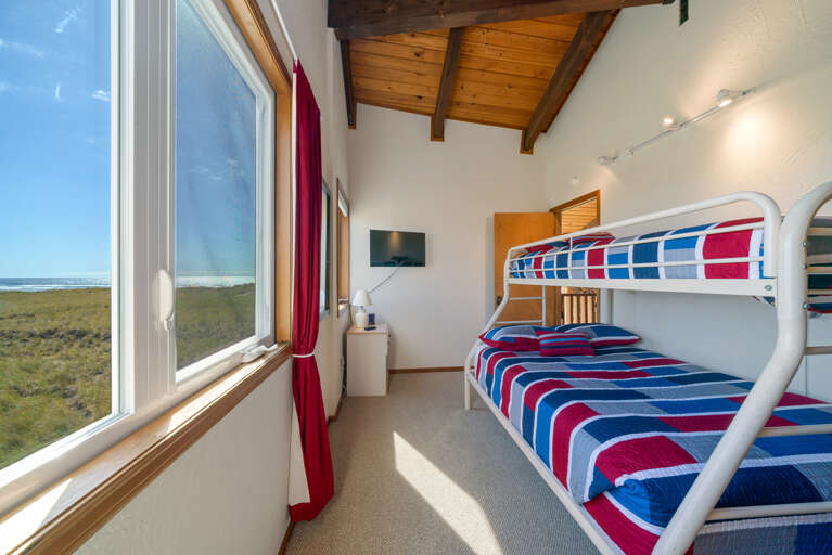 Kids bunk room with 2 double/twin bunks, TV. 