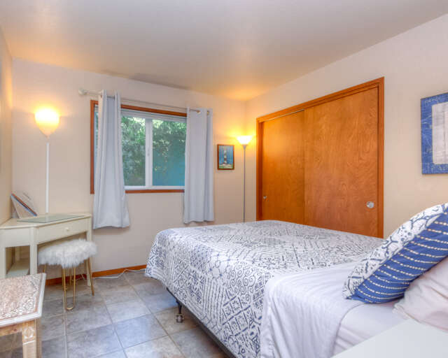 Bedroom on 2nd level with Queen bed. Bedroom on 2nd level with Queen bed.