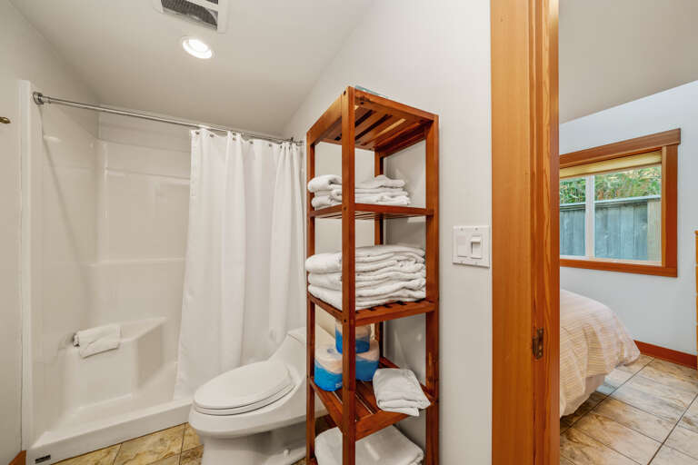 Bathroom with shower that has low access. Suitable for people with limited mobility.