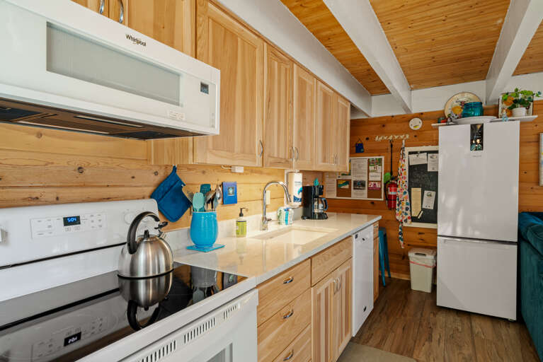 Kitchen with electric stove and oven, automatic dishwasher and microwave