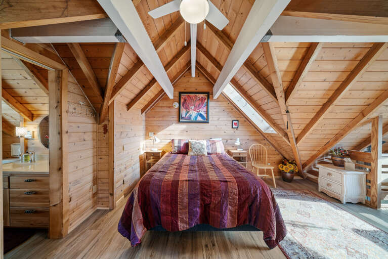 Queen bed in upstairs loft 