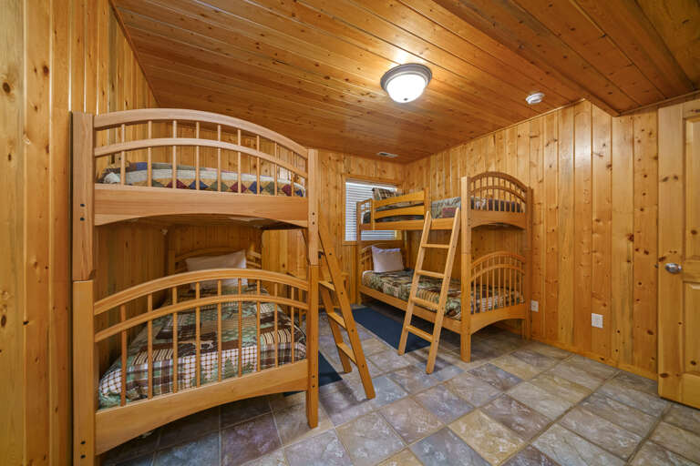 Downstairs bunk room with 2 bunks