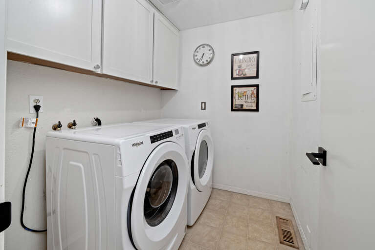 laundry room with washer/ dryer