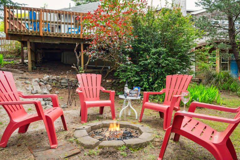 Back yard area with outdoor firepit. Perfect for making smores and star gazing. 