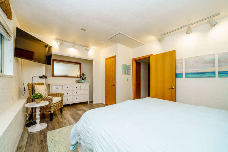 Downstairs King bedroom with Smart TV
